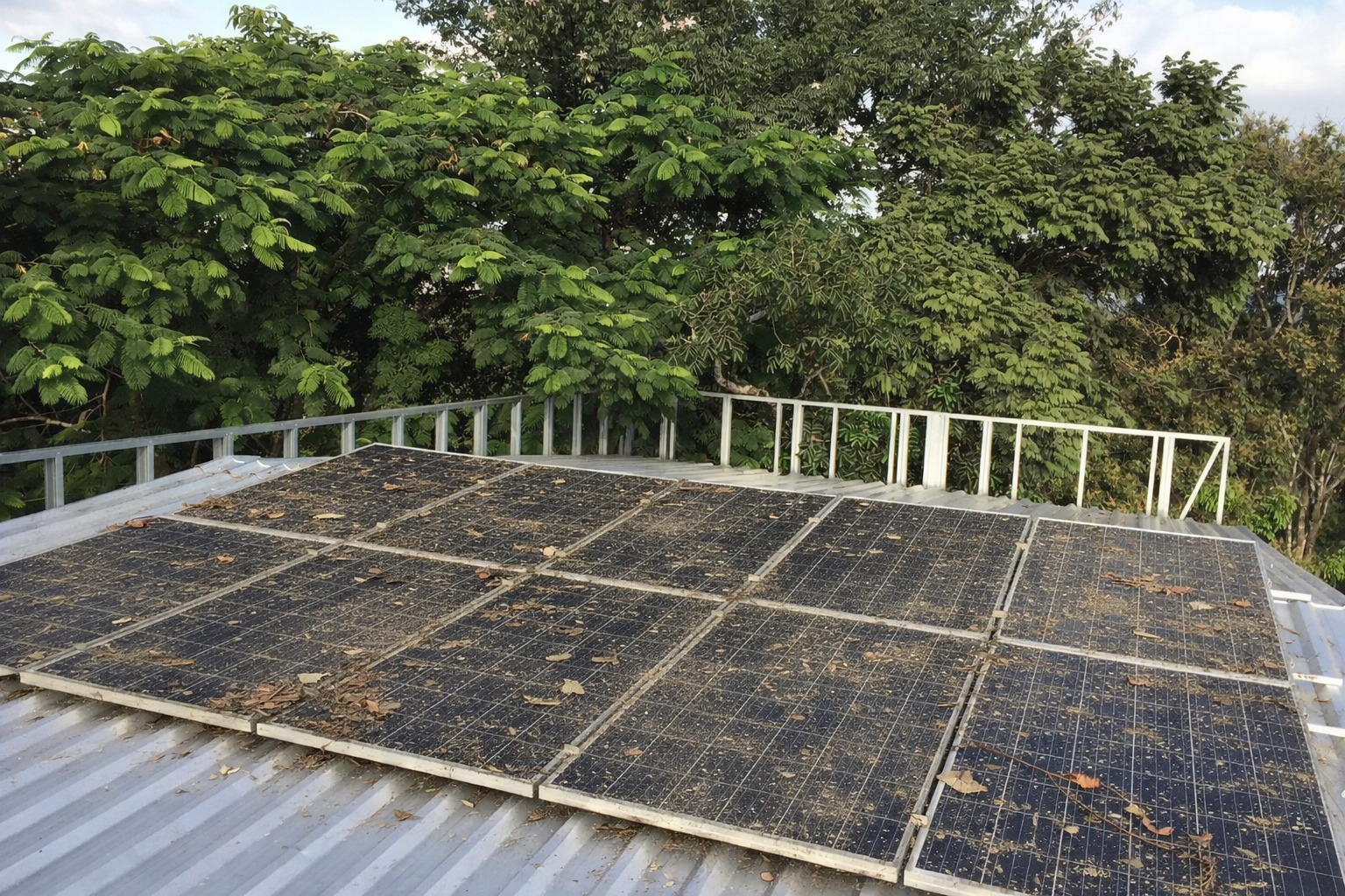 Paneles solares sucios con polvo antes de la limpieza