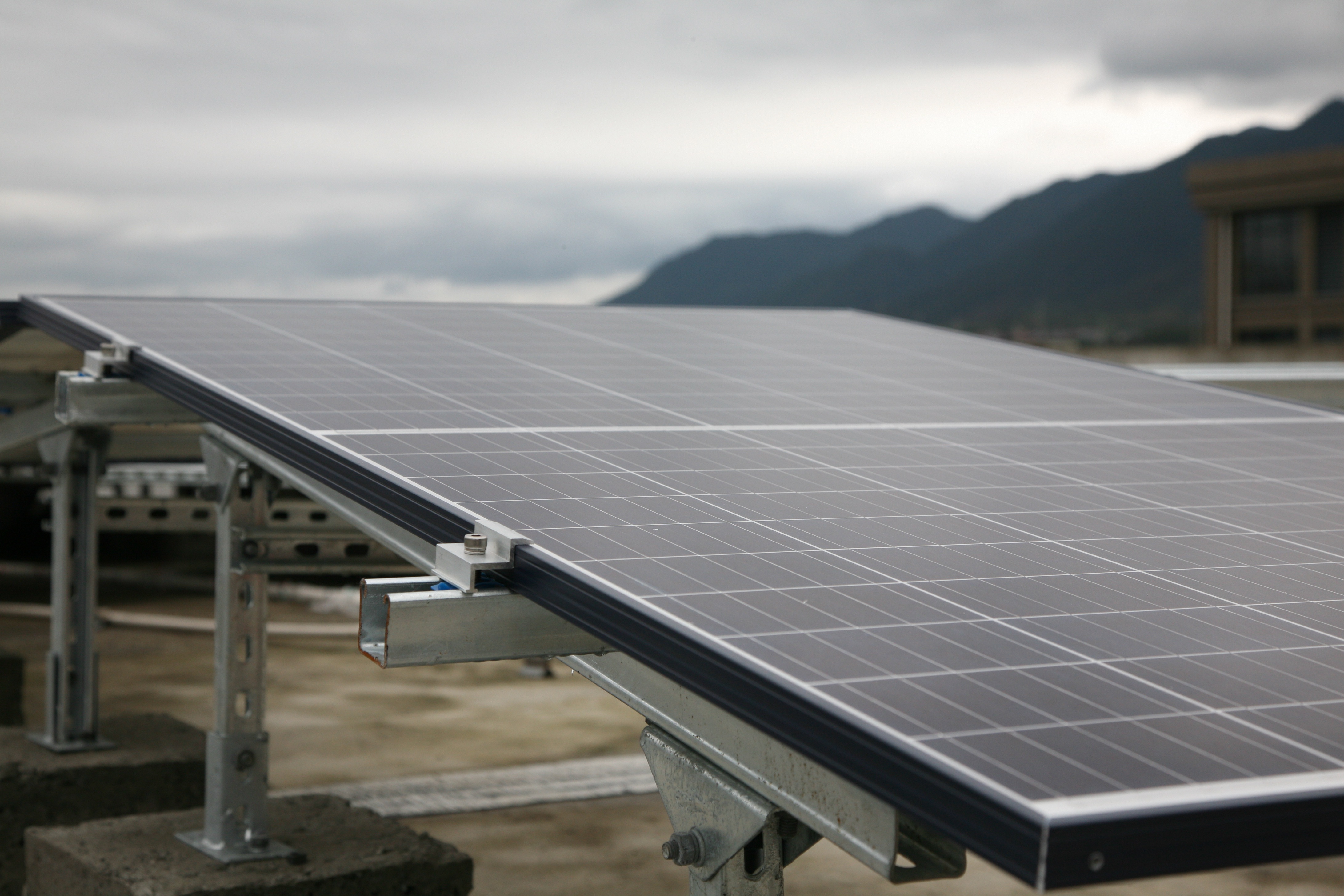 Paneles solares tras mantenimiento preventivo y limpieza profesional
