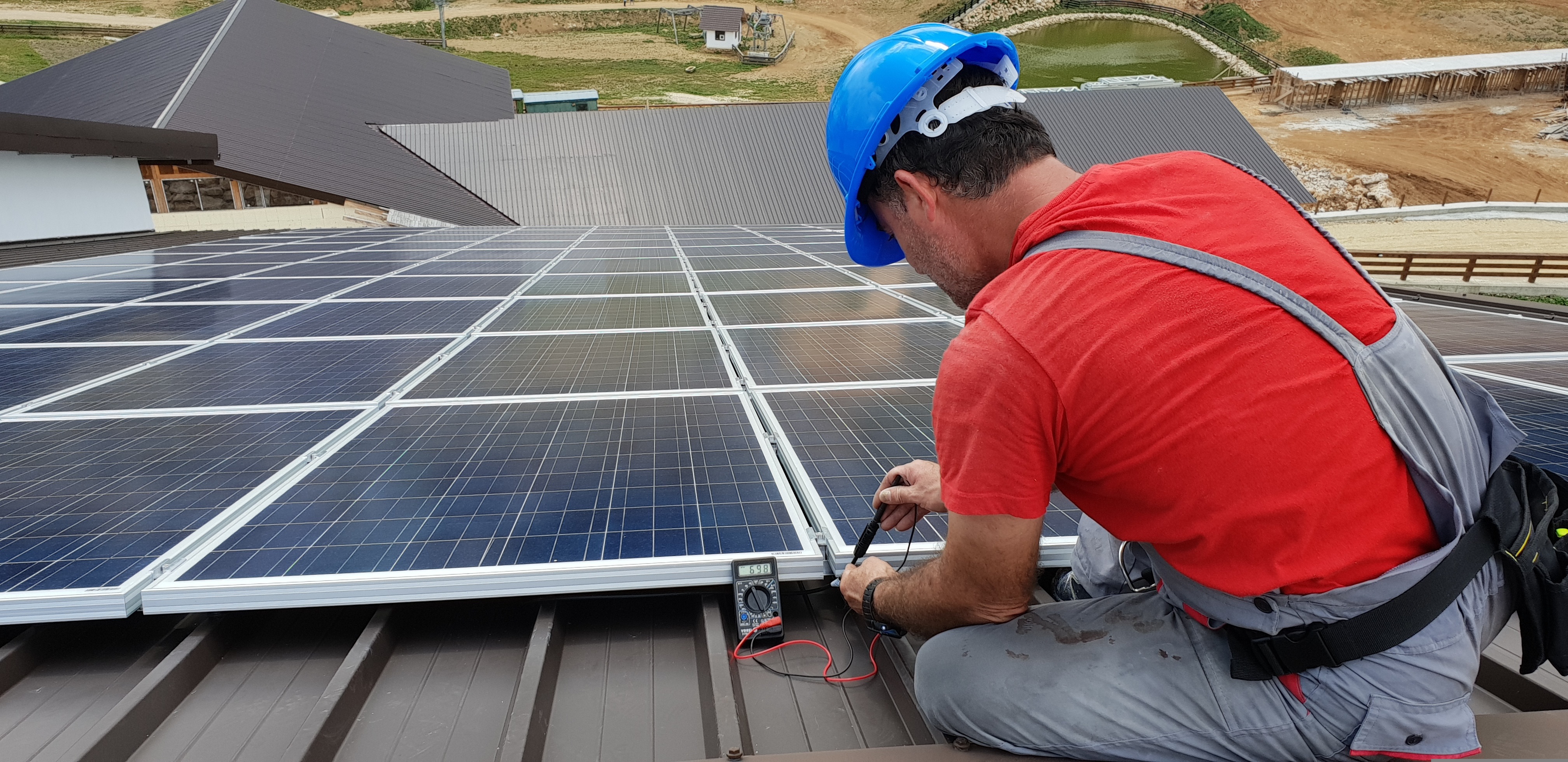 Técnico especialista de Solar Seguro en instalación fotovoltaica