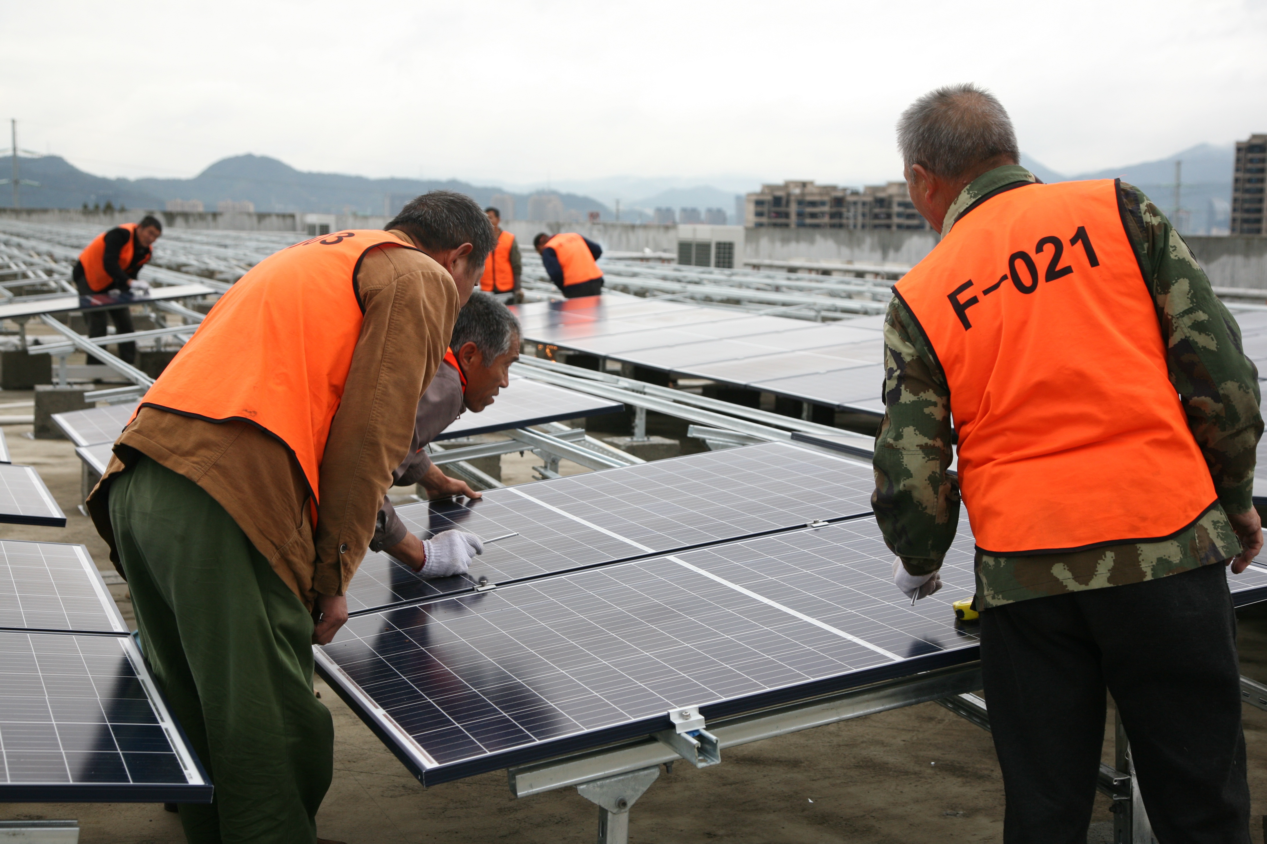 Equipo técnico de Solar Seguro instalando paneles solares en Andalucía